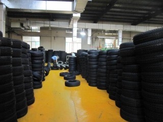 Augmenter les performances de la course avec 145/70R12 PCR pneu de voiture s'adapte à 16-20 pouces roues
