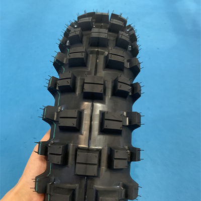 Remplacer/réparer le pneu de moto 120/90 18 avec une résistance à la traction de 10,5 et doux