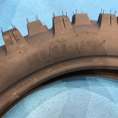 Remplacer/réparer le pneu de moto 120/90 18 avec une résistance à la traction de 10,5 et doux