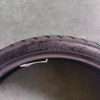 Pneus de moto sans tube en nylon 100/80-17 OEM accepté à Qingdao avec port de chargement