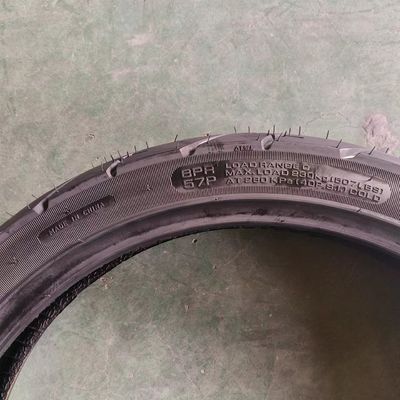 Matériau de base Nature caoutchouc acier Nylon 90/90-18 Pneus de moto avec et 90 jours