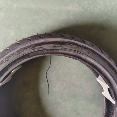 80/90-14 Pneus de moto sans tube avec certificat et caoutchouc naturel de couleur noire