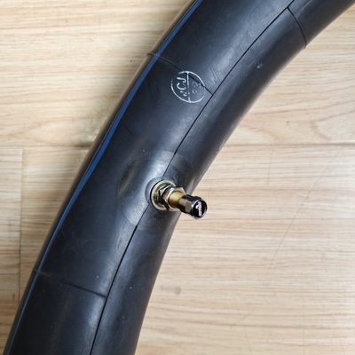 Contenu en caoutchouc de 20% à 26% Tube intérieur de moto 3.00/3.25-17 pour toutes les conditions météorologiques
