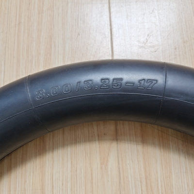 Contenu en caoutchouc de 20% à 26% Tube intérieur de moto 3.00/3.25-17 pour toutes les conditions météorologiques