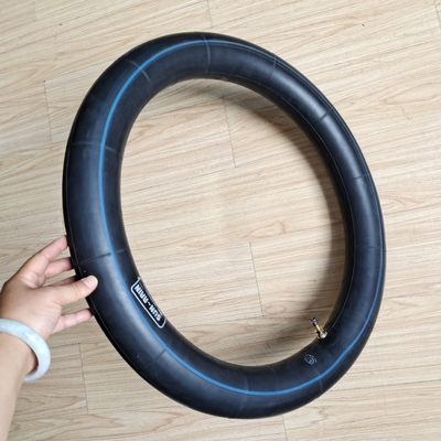 Contenu en caoutchouc de 20% à 26% Tube intérieur de moto 3.00/3.25-17 pour toutes les conditions météorologiques