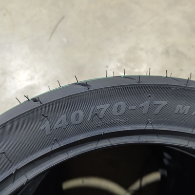 Pneus sans tube pour motocyclettes 140/70-17 avec 35% à 55% de caoutchouc à Qingdao