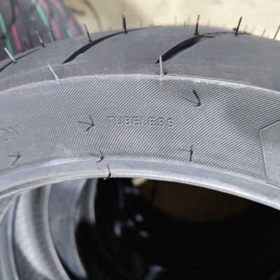 Pneus sans tube pour motocyclettes 140/70-17 avec 35% à 55% de caoutchouc à Qingdao