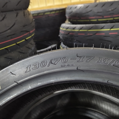 Matériau brut de caoutchouc naturel Pneus de moto 130/70-17 Pneus pour moto 17