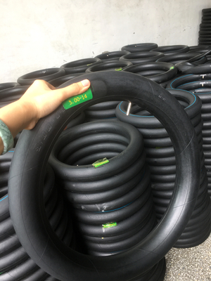 Tubes intérieures en caoutchouc naturel pour motocycle 3.00-14 300x14 300*14 avec résistance 8.5-9MPA