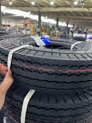 Remplacer/réparer des pneus de moto Bajaj 4.00-8 avec un boîtier de pneus durable