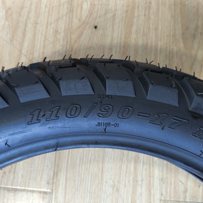 110/90-17 Pneus de moto avec caoutchouc naturel et acier pour des performances supérieures