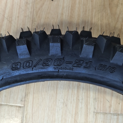 OEM Acceptable 90/90-21 Super doux et moyenne douce avec une excellente teneur en caoutchouc