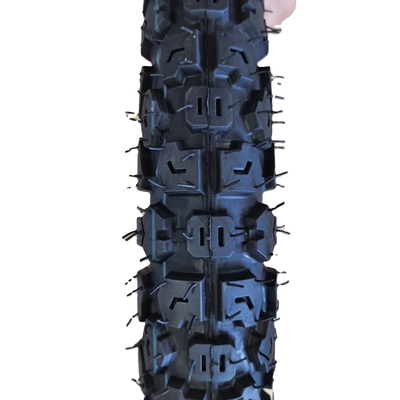 Chargement au port de Qingdao 3.00-18-18 Pneus tout-terrain pour moto avec caoutchouc naturel en acier nylon