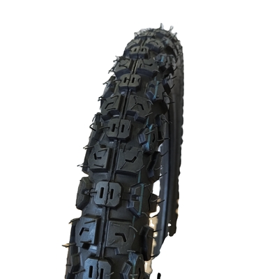 Chargement au port de Qingdao 3.00-18-18 Pneus tout-terrain pour moto avec caoutchouc naturel en acier nylon