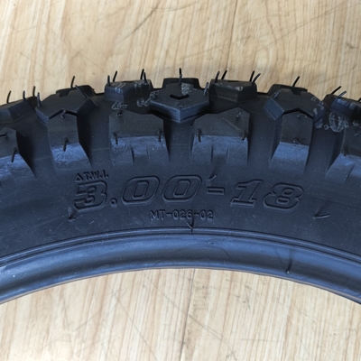Chargement au port de Qingdao 3.00-18-18 Pneus tout-terrain pour moto avec caoutchouc naturel en acier nylon