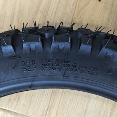 Chargement au port de Qingdao 3.00-18-18 Pneus tout-terrain pour moto avec caoutchouc naturel en acier nylon