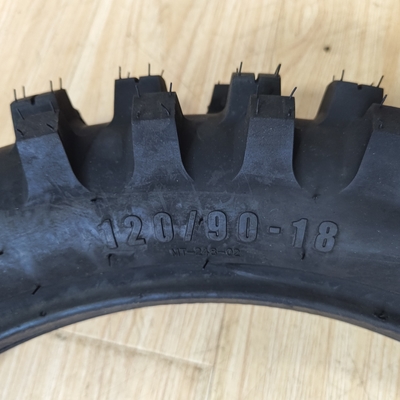 Pneus tendres noirs pour la Russie 1408018 1209019 909021 Port de chargement Qingdao