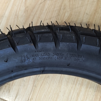 Taille de pneu 120/80-18 Noir pneu sans tube de moto adapté à tous les types de terrain