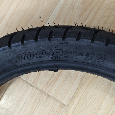 100/90-18 Pneus sans tube pour moto avec teneur en caoutchouc naturel de 35% à 55%