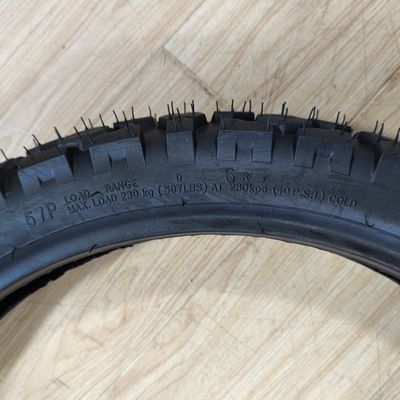 Matériau de base Nature caoutchouc acier nylon pneu sans tube de moto 90/90-18 à Direct