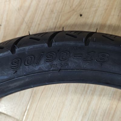 90/90-18 Pneus de moto et tubes intérieurs OEM acceptable pour une grande durabilité