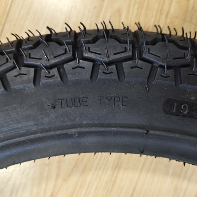 Les pneus de motocyclettes 300-17 acceptés par l'OEM pour la teneur en caoutchouc moto 35%-55%