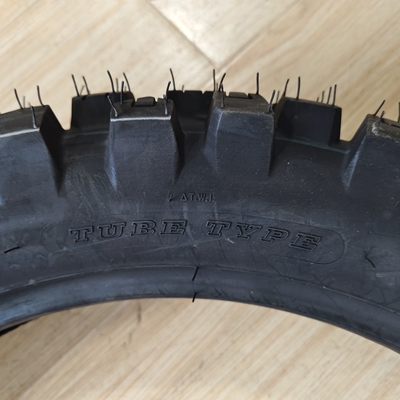 14080-18 1408018 140/80-18 Pneus en caoutchouc noir Pneus de moto pour roues de moto