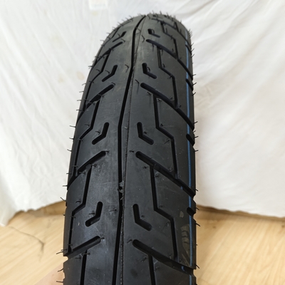 Contenu en caoutchouc de 35% à 55% Enveloppe de pneus de motocyclettes pneumatiques sans tuyau 13090-18