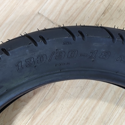 Contenu en caoutchouc de 35% à 55% Enveloppe de pneus de motocyclettes pneumatiques sans tuyau 13090-18