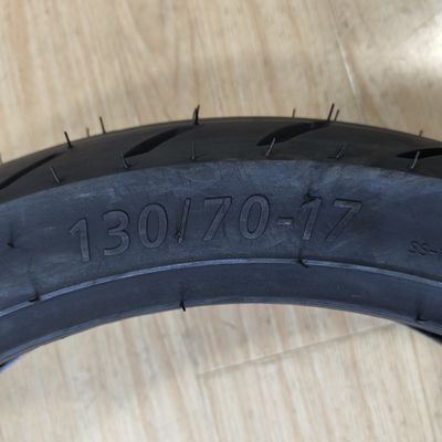 Pneus de moto 130/70-17 en caoutchouc naturel avec OEM acceptable
