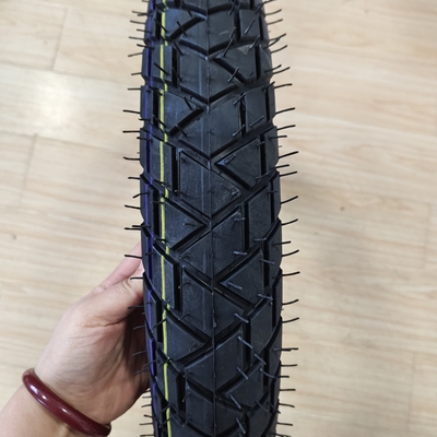 Matériau de nylon 90/90-18 de caoutchouc naturel d'acier de motocyclettes pour le chargement du port de Qingdao