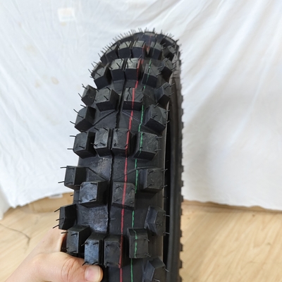 35% à 55% de teneur en caoutchouc dans les pneus de motocyclettes et les tubes intérieurs à Qingdao avec port de chargement