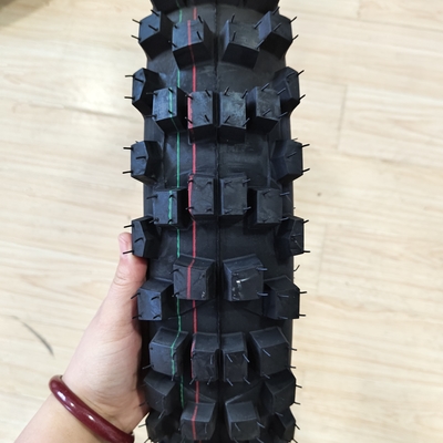 35% à 55% de teneur en caoutchouc dans les pneus de motocyclettes et les tubes intérieurs à Qingdao avec port de chargement