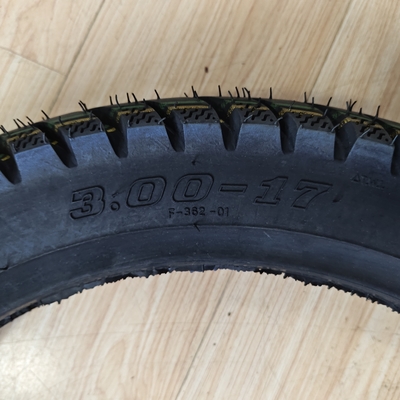 3.00-17 Pneus de moto fabriqués à partir de matières premières naturelles en caoutchouc, acier et nylon