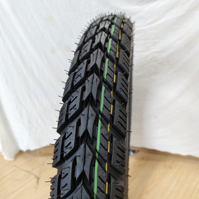 Port de chargement de Qingdao 3.00-18 Pneus de moto avec boîtier