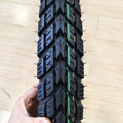Port de chargement de Qingdao 3.00-18 Pneus de moto avec boîtier