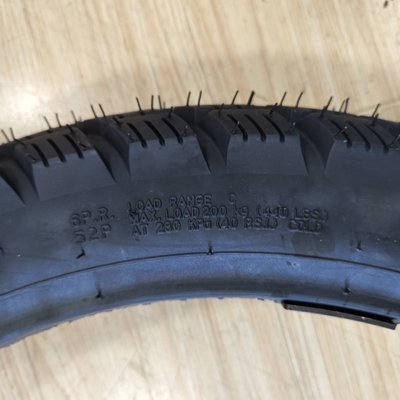 Port de chargement de Qingdao 3.00-18 Pneus de moto avec boîtier