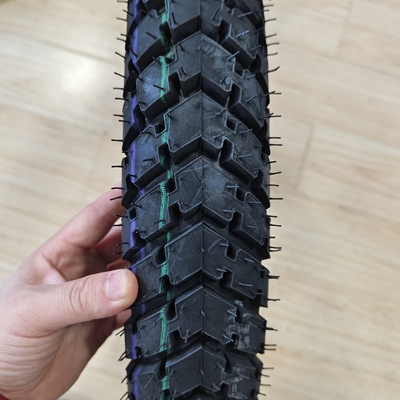Pneus de motocyclettes TT/TL Pneus de tricyclettes destinés au remplacement/à la réparation au port de chargement de Qingdao