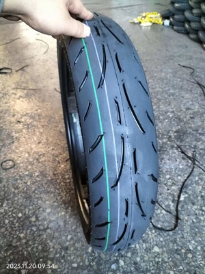 Contenu en caoutchouc élevé dans les pneus et les tubes de moto 30%-45% OEM acceptable 120/70-17