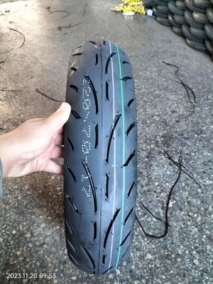Contenu en caoutchouc élevé dans les pneus et les tubes de moto 30%-45% OEM acceptable 120/70-17