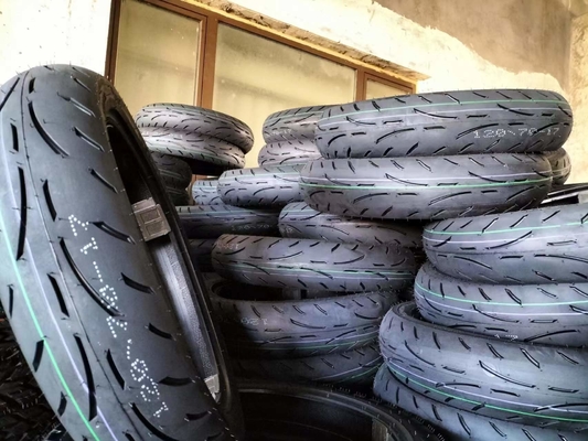 Contenu en caoutchouc élevé dans les pneus et les tubes de moto 30%-45% OEM acceptable 120/70-17