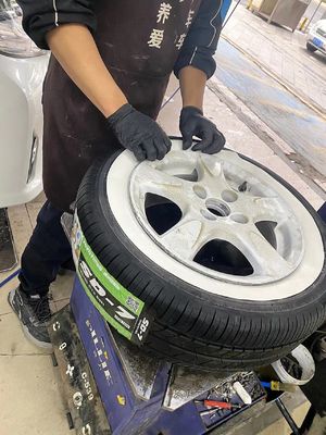 Mettez à niveau vos pneus Forgefit de 12 à 17 pouces avec des pneus blancs