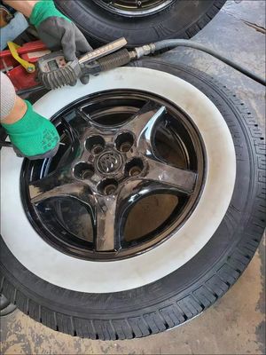 Mettez à niveau vos pneus Forgefit de 12 à 17 pouces avec des pneus blancs