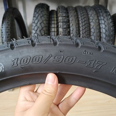 17 Taille du pneu Pneus de moto en caoutchouc naturel 110/90-17 100/90-17 pour les performances