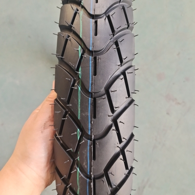 Marché d'Amérique du Sud 90/90-18 Pneus arrière de moto avec un style différent et un poids de 3,6 kg