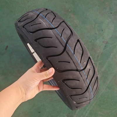 Port de chargement de Qingdao 130/70-13 Taille des pneus de motocyclettes noirs Grossiers pour les marchés nationaux