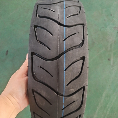 Port de chargement de Qingdao 130/70-13 Taille des pneus de motocyclettes noirs Grossiers pour les marchés nationaux
