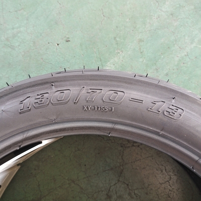 Port de chargement de Qingdao 130/70-13 Taille des pneus de motocyclettes noirs Grossiers pour les marchés nationaux
