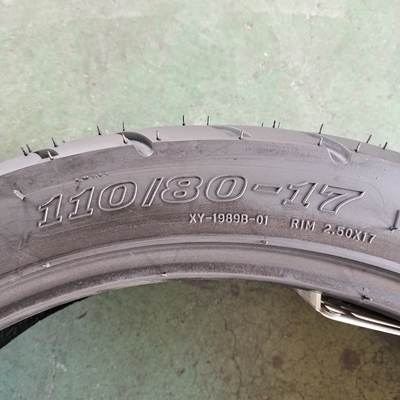 110/80-17 Pneus de moto de Taïwan avec caoutchouc naturel et 6pr/8pr Ply Rating