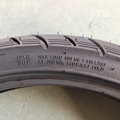 35% à 55% de teneur en caoutchouc pneumatiques de moto sans tube 80/90-17 avec et OEM acceptable